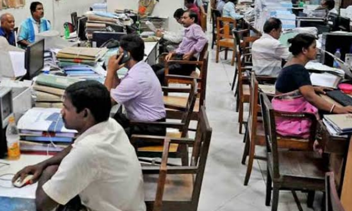 পুজোর আগেই বেতন বৃদ্ধি